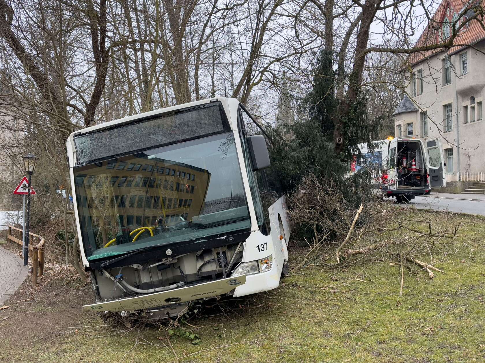 Linienbus rollt in Coburg ohne Fahrer los - zwei Verletzte