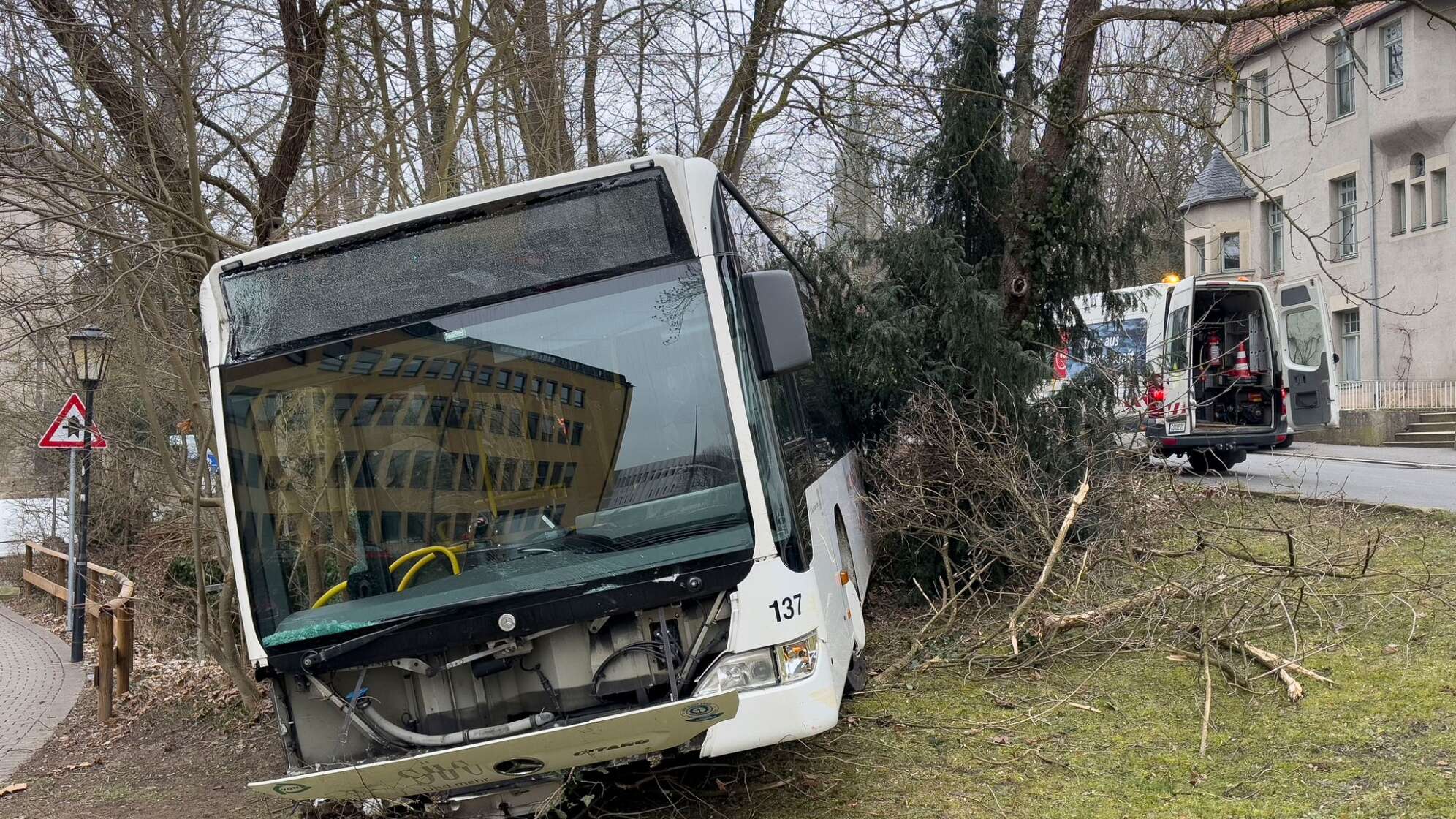 Linienbus rollt ohne Fahrer los - zwei Verletzte