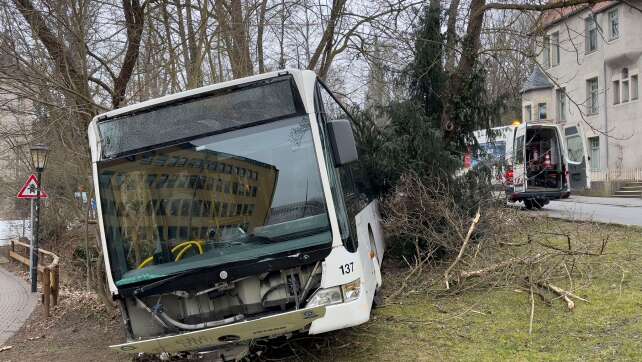 Linienbus rollt in Coburg ohne Fahrer los - zwei Verletzte