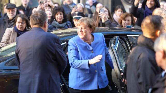 Merkel signiert ihr Buch «Freiheit» - Ansturm vor Buchladen