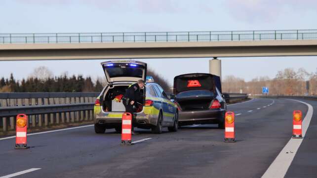 Autofahrer durchbricht Grenzkontrolle - Verfolgungsfahrt