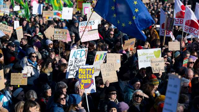 250.000 Menschen bei Demo gegen rechts in München