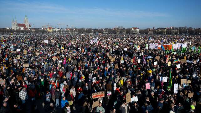 Mehrere Hunderttausend Menschen bei Demos gegen rechts