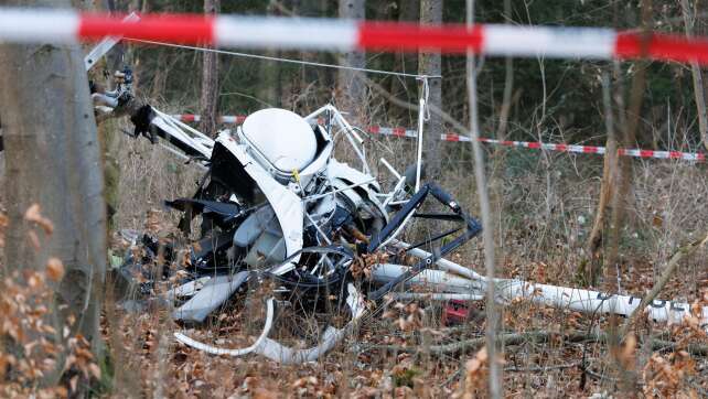 Hubschrauber stürzt in Wald - zwei Tote