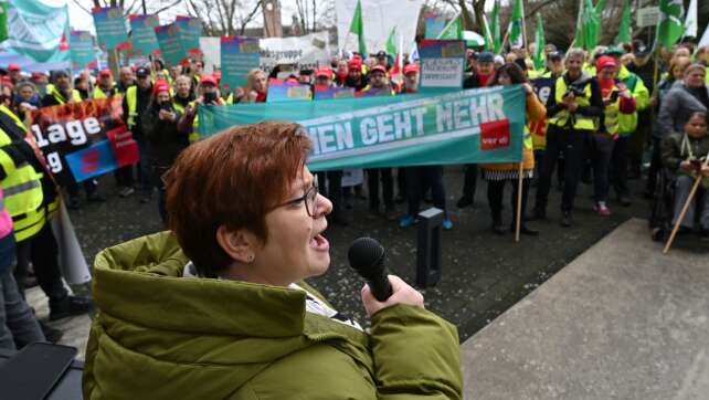 Warnstreiks vor Eskalation - Reisende könnten betroffen sein