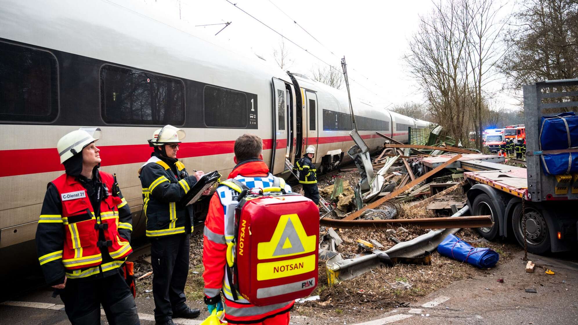 ICE stößt in Hamburg mit Lkw zusammen