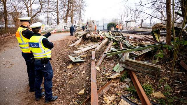 Nach ICE-Unfall: Zug weggeschleppt - ein Gleis wieder frei