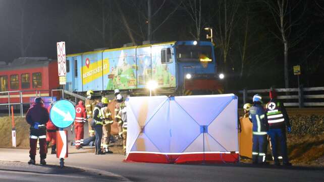 Gefriertruhe über Gleise getragen: Zwei Tote bei Zugunglück