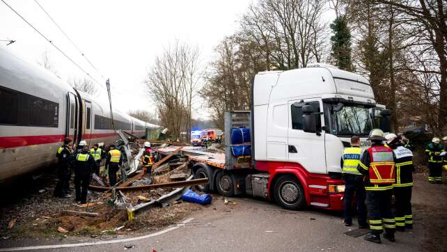 Lkw-Fahrer nach ICE-Unfall frei - Weitere Ermittlungen