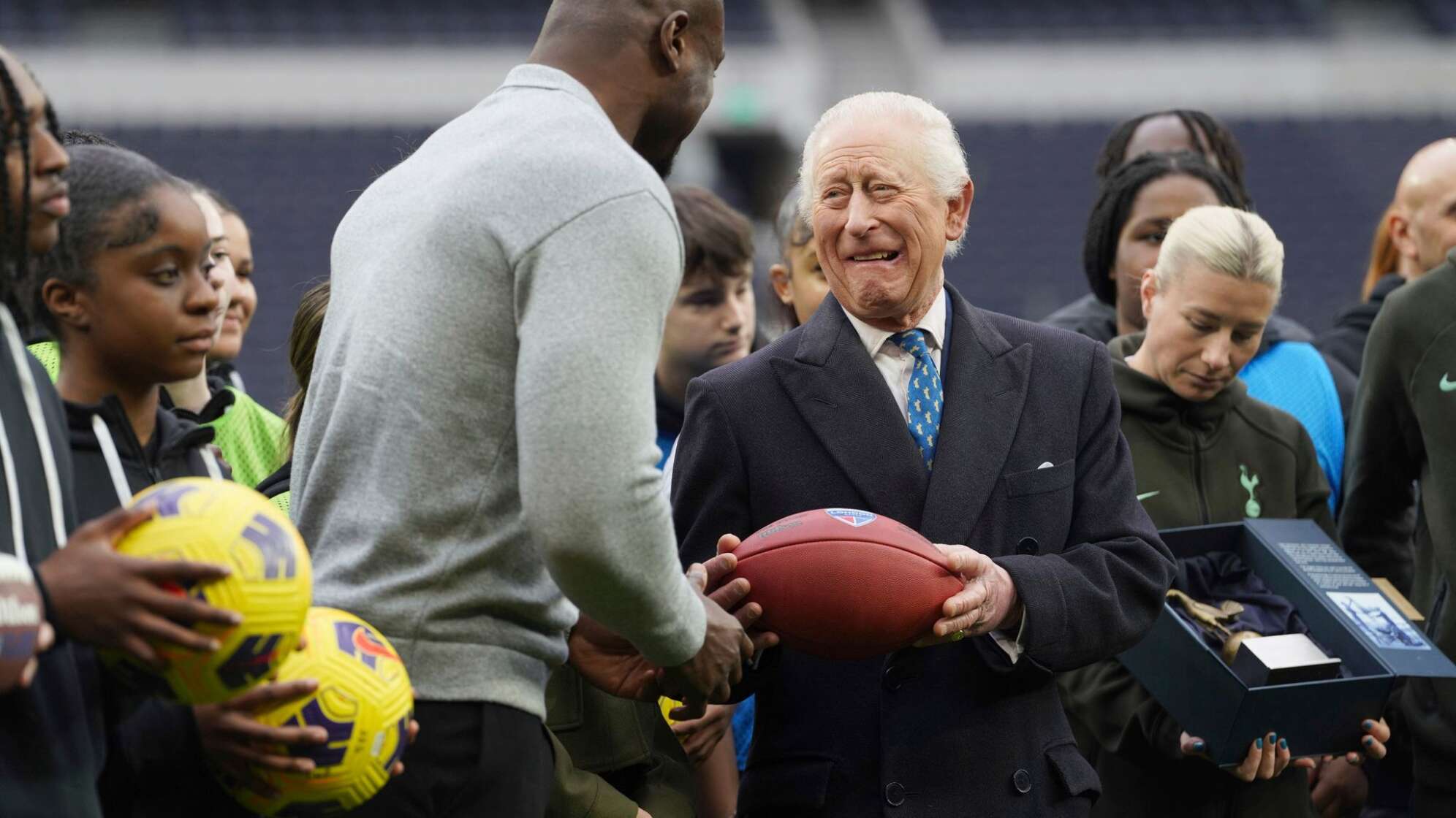 König Charles besucht Tottenham-Hotspur-Stadion