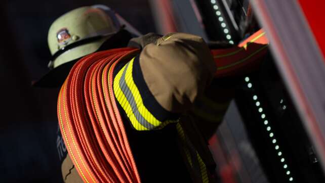 Wohnung brennt: Feuerwehr rettet zwei Menschen vom Dach