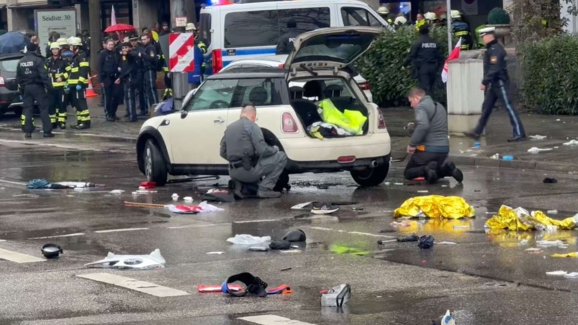 Fahrzeug in München in Menschengruppe gefahren