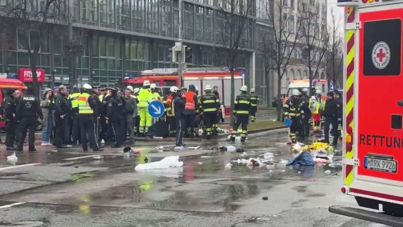 Auto fährt in Demo