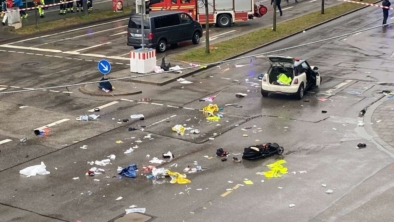 Auto in München in Menschengruppe gefahren