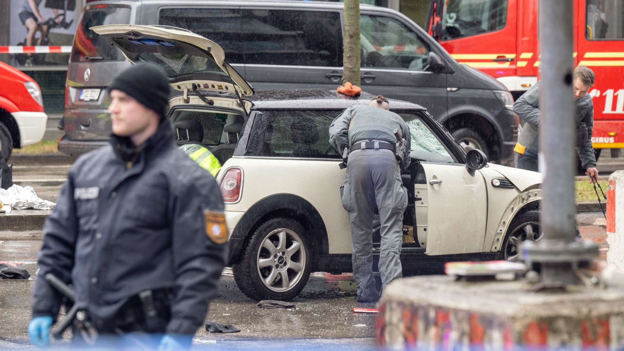 Auto in München in Menschengruppe gefahren