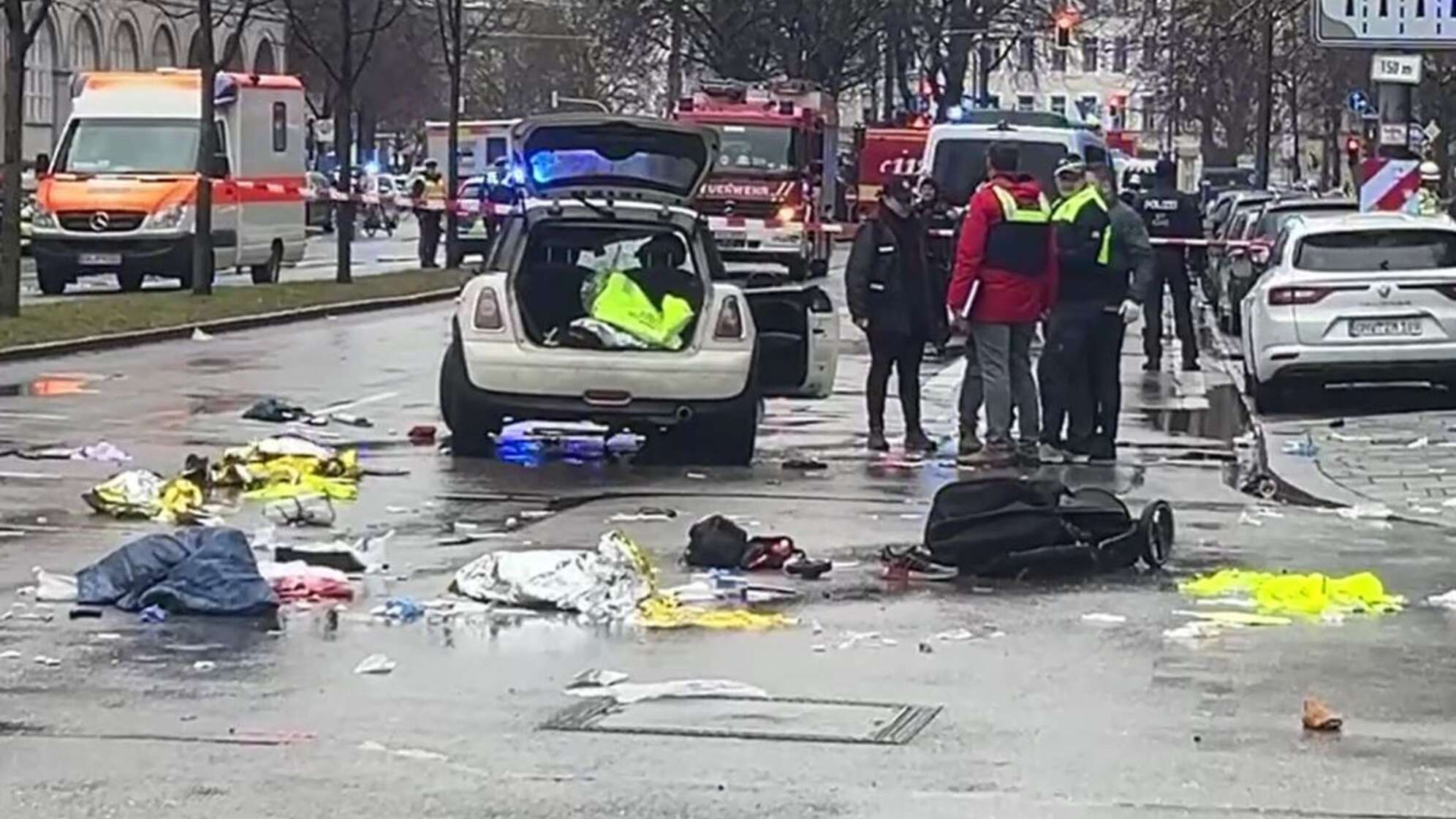 Auto in München in Menschengruppe gefahren