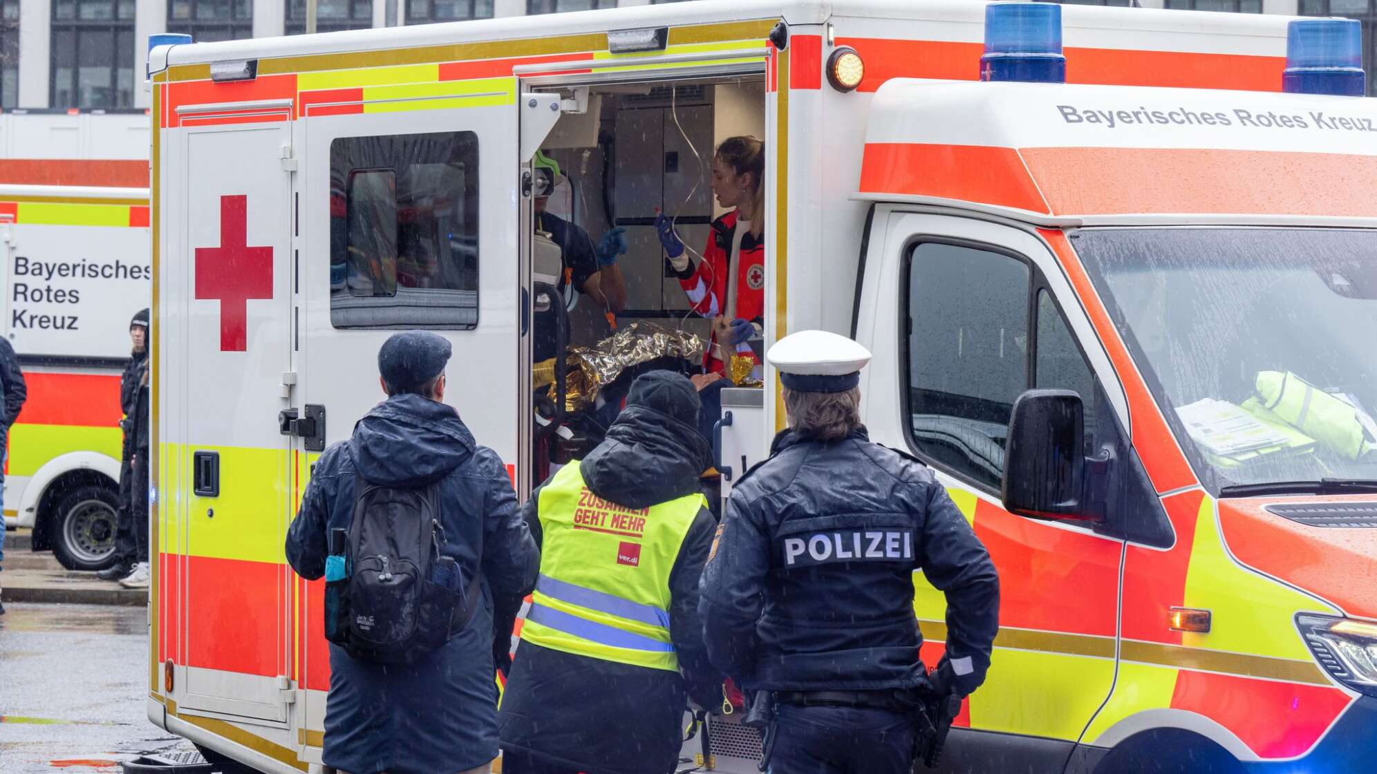 Auto in München in Menschengruppe gefahren