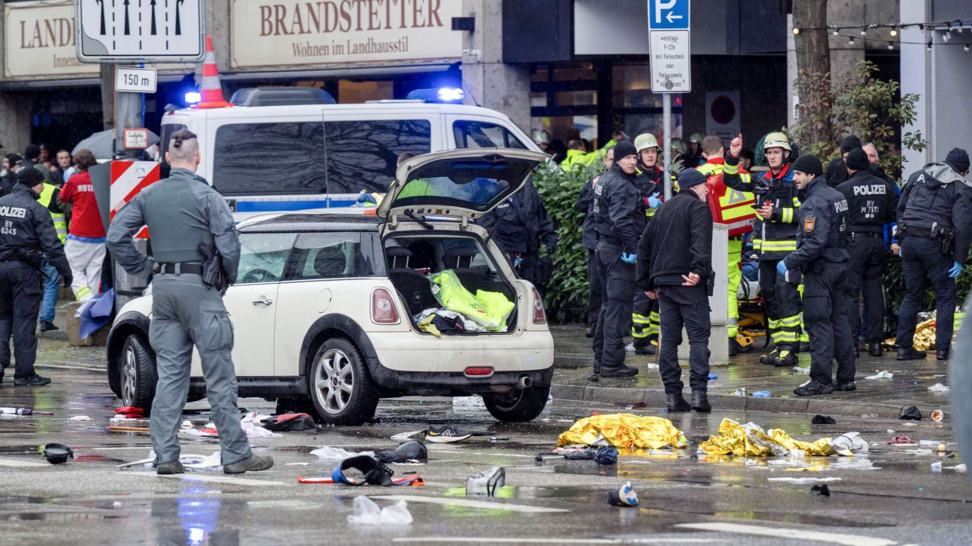 Auto in München in Menschengruppe gefahren