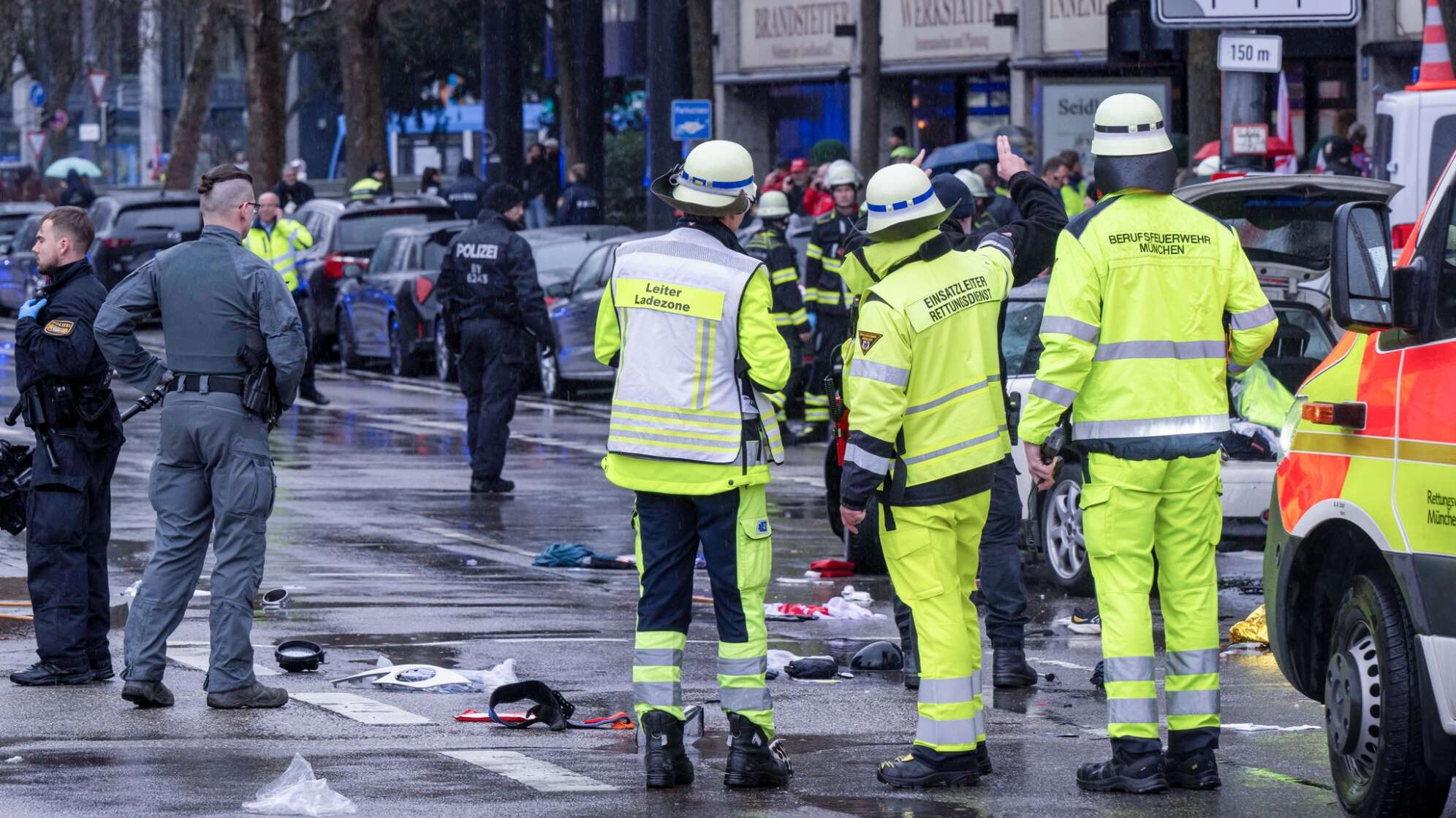 Auto in München in Menschengruppe gefahren