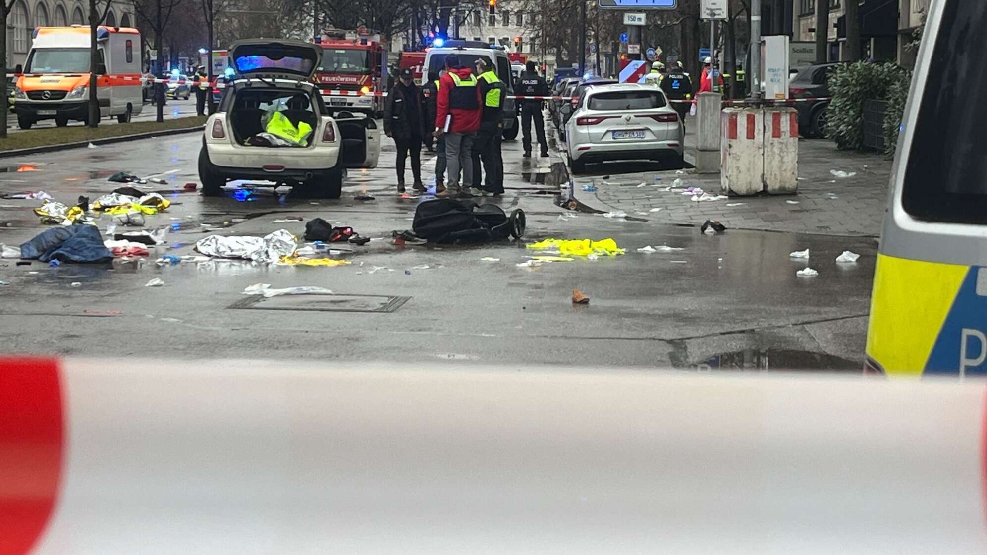 Auto in München in Menschengruppe gefahren