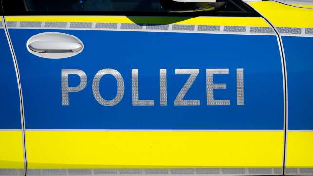 Schulbus kippt um - zwei Fahrer leicht verletzt