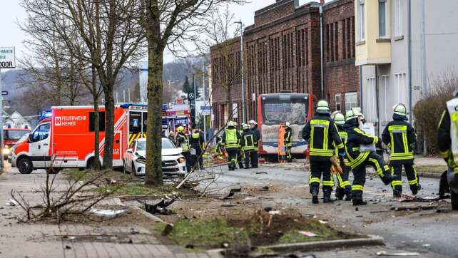 Unfall mit Bus und fünf Pkw - mehrere Schwerverletzte