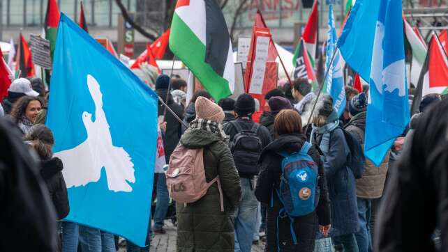 Hunderte Menschen demonstrieren friedlich in München