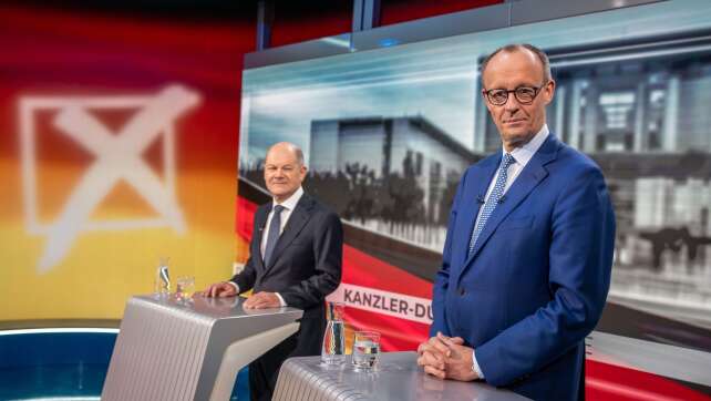 In einem Flieger und Boot - Scholz und Merz beim TV-Duell