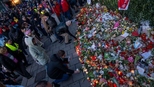 Zahlreiche Menschen erinnern an Opfer des Münchner Anschlags