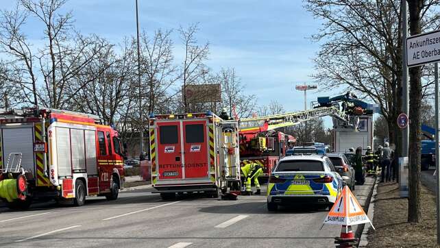 Lastwagen fährt gegen Arbeitsbühne - zwei Schwerverletzte