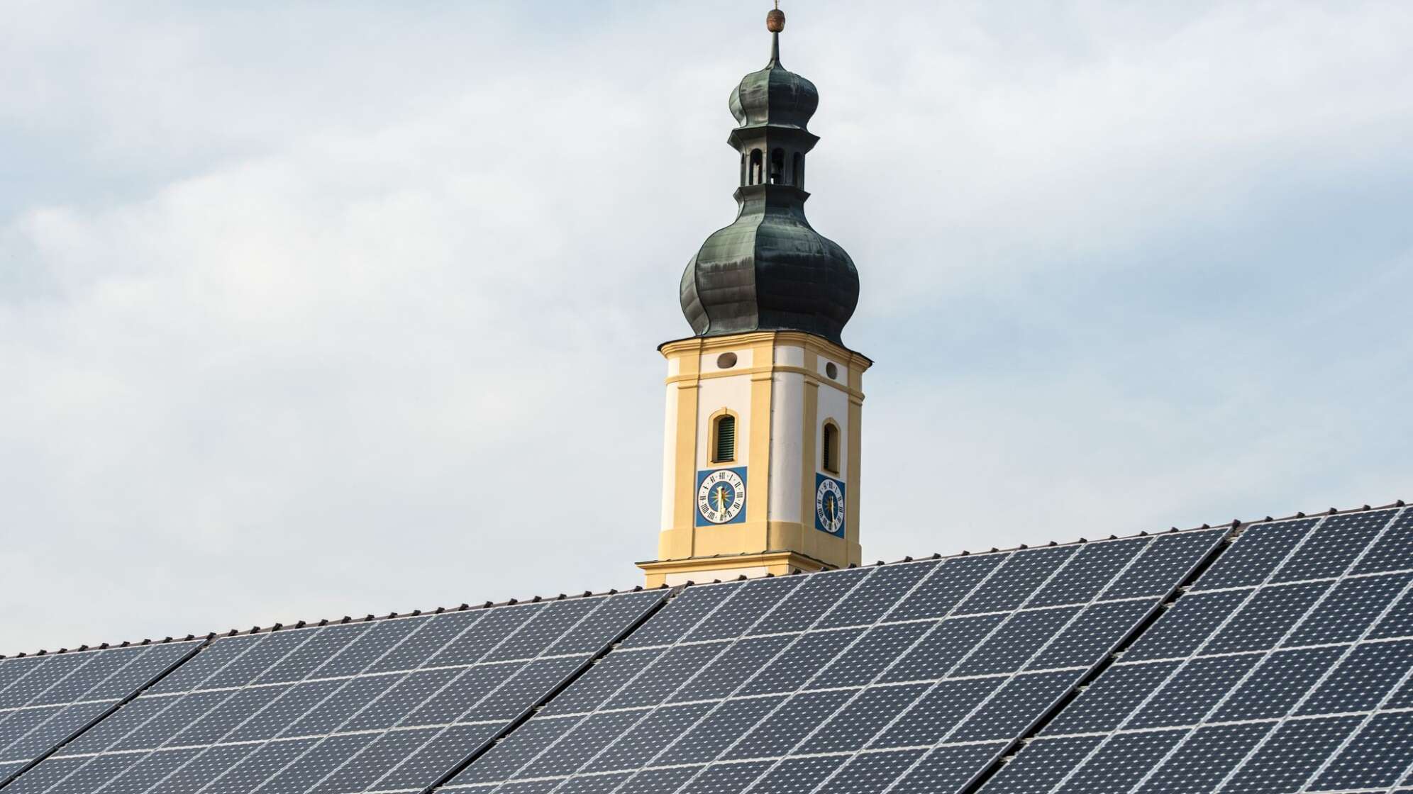 Solaranlage vor Kirchturm