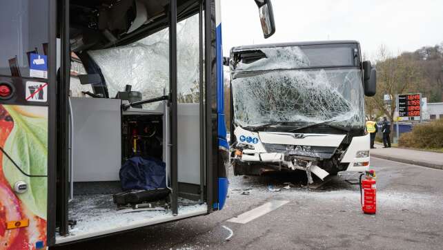 Zwei Busse in Saarbrücken zusammengestoßen - viele Verletzte