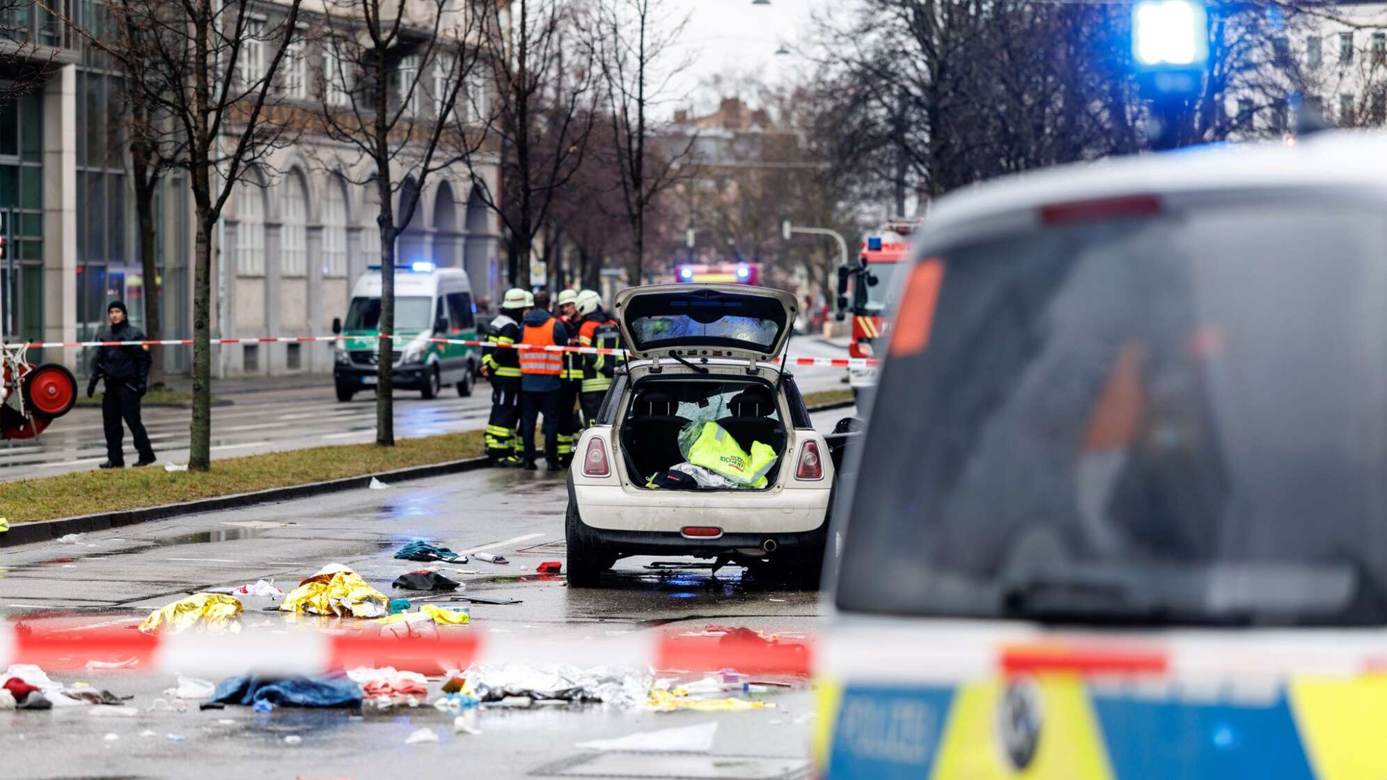 Auto in München in Menschengruppe gefahren