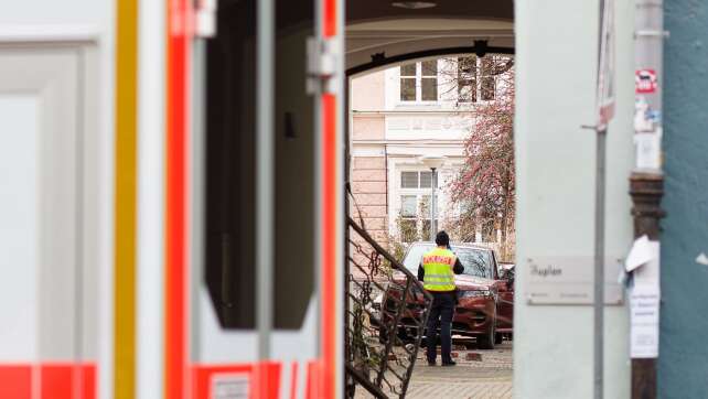 Von Auto überrollte Fußgängerin stirbt im Krankenhaus