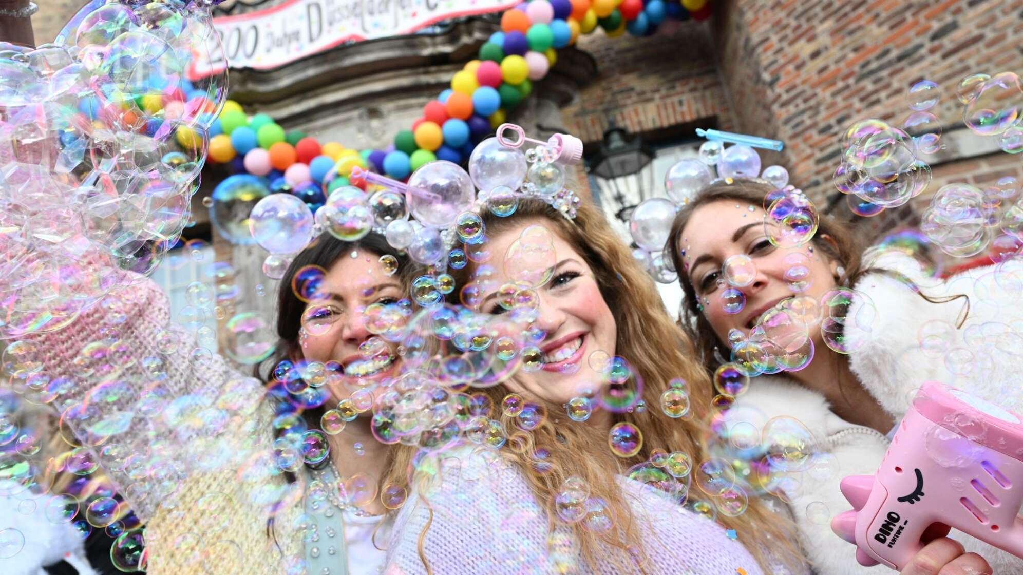 Weiberfastnacht im Rheinland - Beginn des Straßenkarnevals