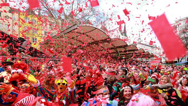 Straßenkarneval beginnt unter starkem Polizeischutz