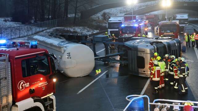 Lastwagen auf A3 umgekippt - Kilometerlanger Stau