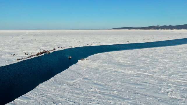 Zivilschutz rettet viele Angler von Eisscholle in Russland