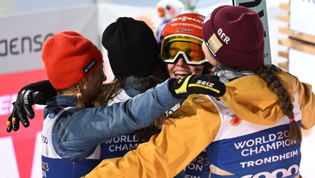 Springerinnen holen WM-Bronze - Verletzte Görlich jubelt mit