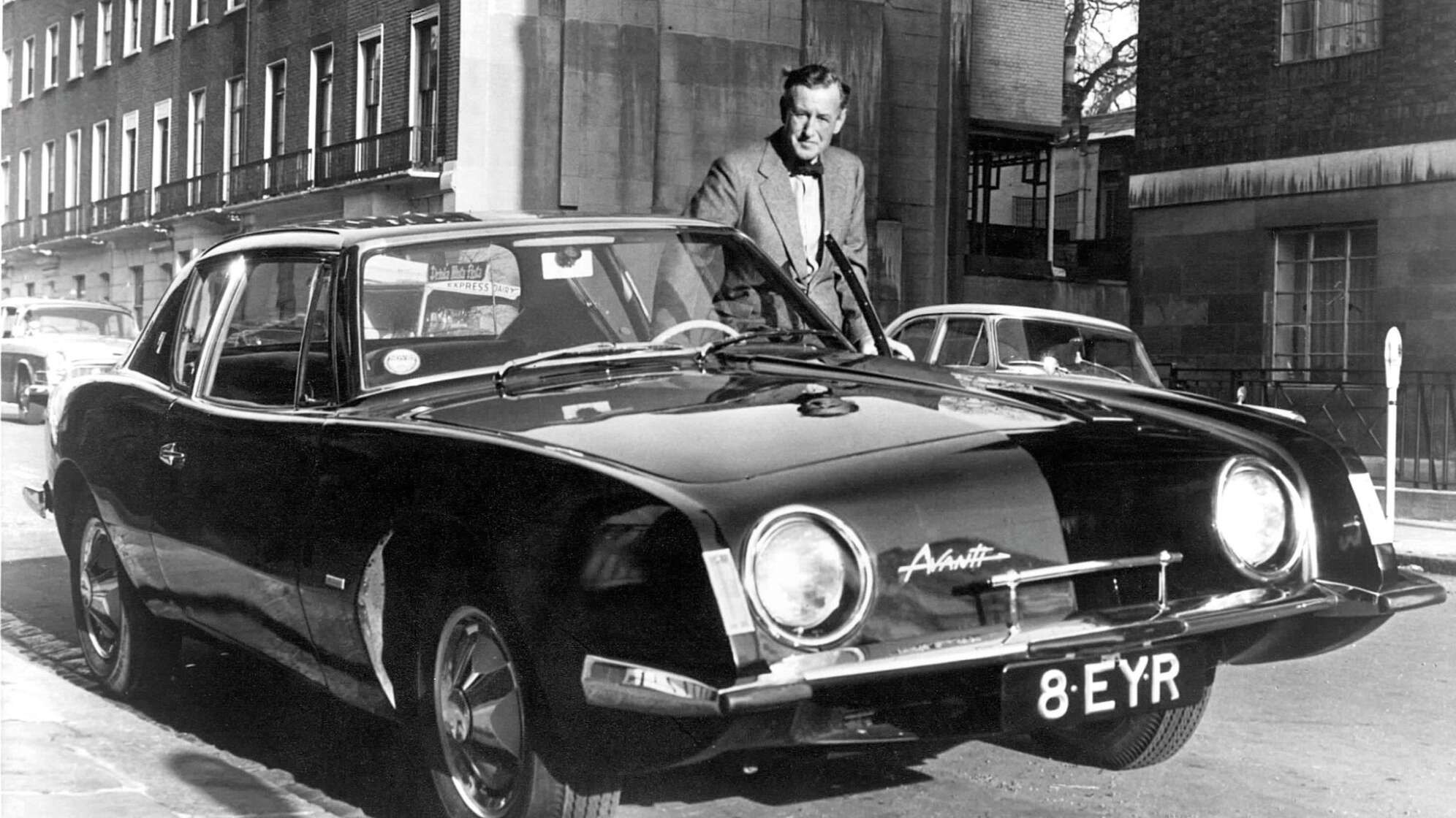 Ian Fleming mit einem Studebaker Avanti