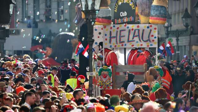 Buntes Treiben bei bestem Wetter: Faschingsumzüge in Bayern