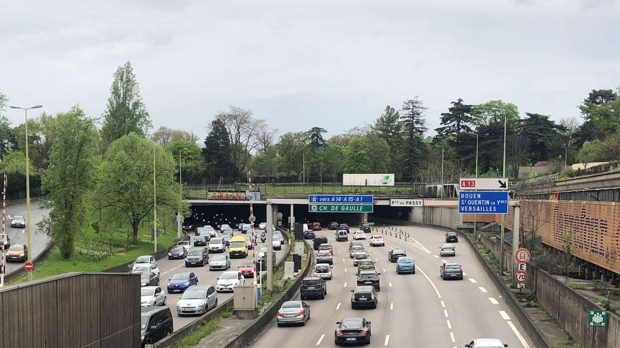 Neue Umweltspur auf Pariser Stadtautobahn sorgt für Streit