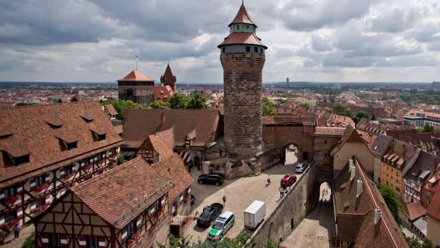 Erstes Ei bei Wanderfalken auf der Kaiserburg in Nürnberg