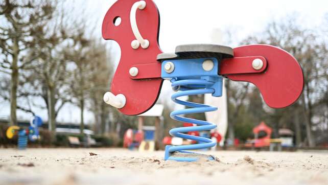 Öl auf Rutschen und Sandkasten gekippt - Spielplatz gesperrt