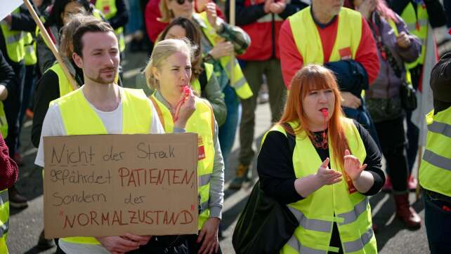 Zehntausende legen Arbeit in Kliniken und Heimen nieder