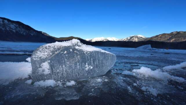 Mehrere Menschen in zugefrorenen Eibsee eingebrochen