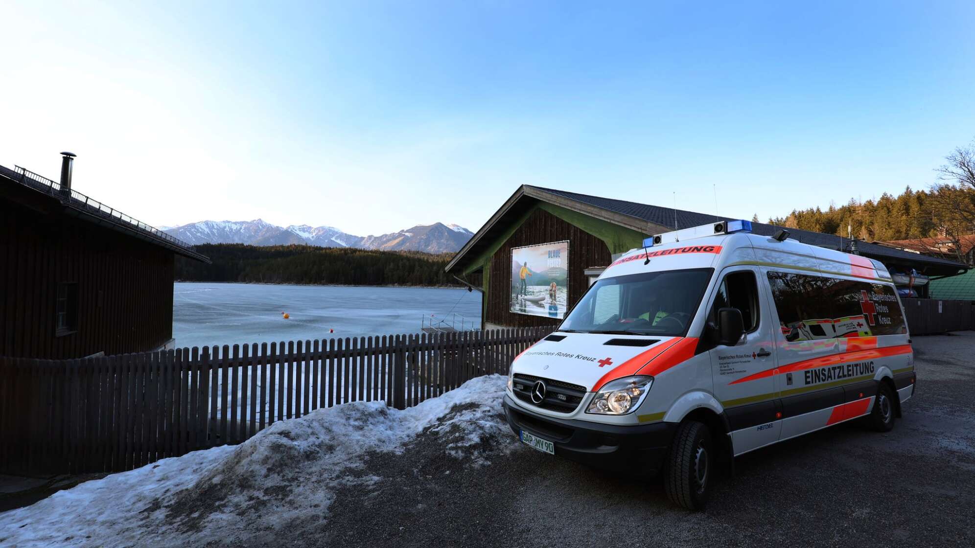 Mehrere Menschen auf zugefrorenem Eibsee eingebrochen