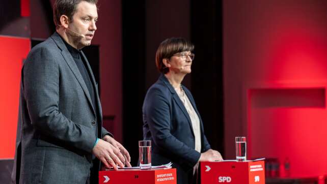 SPD-Vorstand stimmt Koalitionsverhandlungen zu