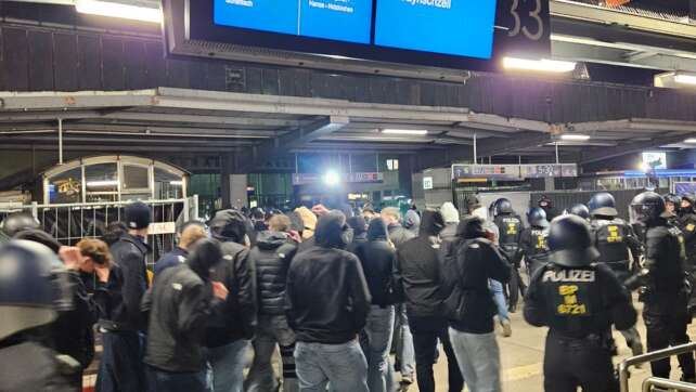 Ausschreitungen: Fußballfans beschädigen Zug