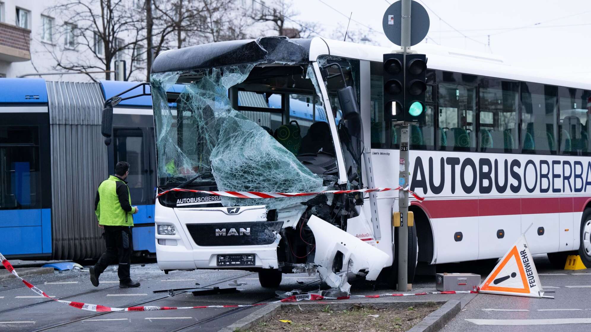 Unfall von Reisebus und Tram